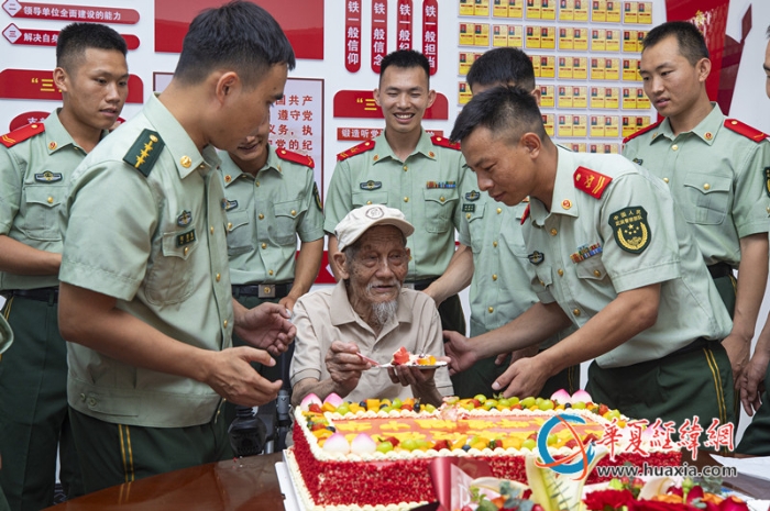 2、图为武警官兵为抗战老兵孙洪秀庆生。_副本
