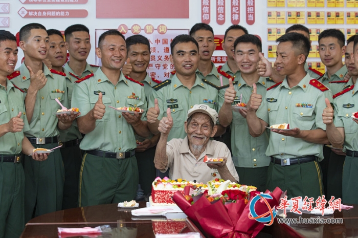 3、图为武警官兵同抗战老兵孙洪秀合影留念。_副本