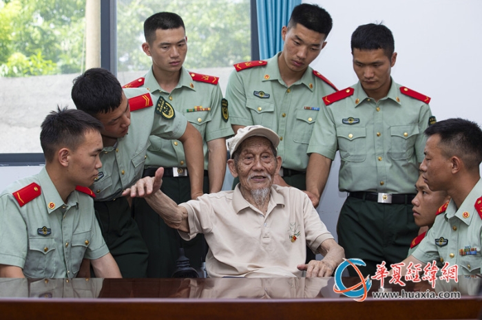 4、图为抗战老兵孙洪秀跟武警官兵拉家常。_副本