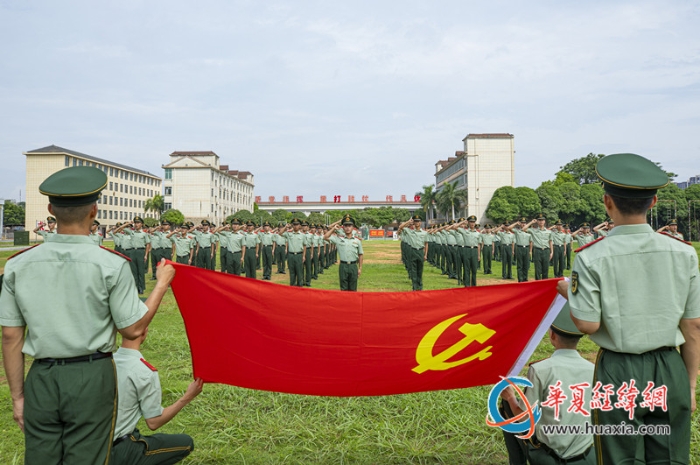 6、图为武警官兵面向党旗庄严宣誓。_副本