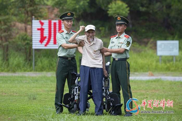 7、图为抗战老兵孙洪秀同官兵一起重温誓词。_副本