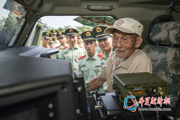 10、图为抗战老兵孙洪秀登上战车参观体验。_副本