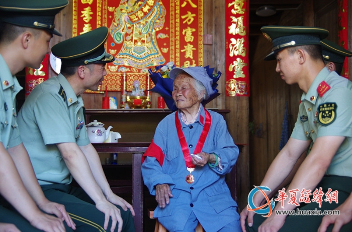 图1 官兵认真听讲赖老回忆过往艰苦故事_副本