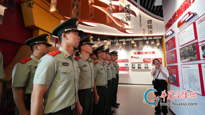 图6 官兵在烈士纪念馆听取讲解_副本