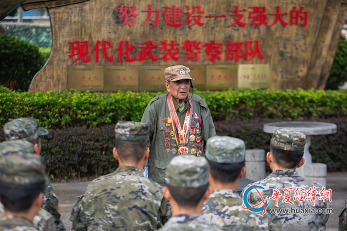 4、建党节前夕，武警广西总队桂林支队以多种形式开展主题党日活动，图为武警官兵邀请抗战老兵李渭清进军营讲述战斗故事。农文尖 摄_副本