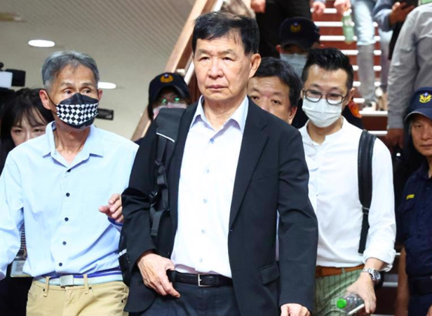 台北地院1日审理京华城案，开庭前彭振声（中）得知妻子轻生