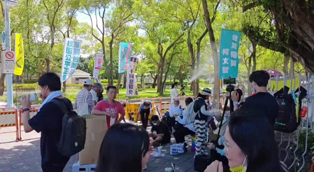 台湾民众党小草集结北检 大喊“赖清德下地狱”