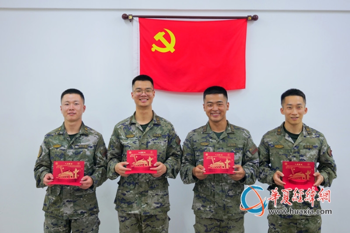 分发政治生日贺卡 吴许斌摄_副本