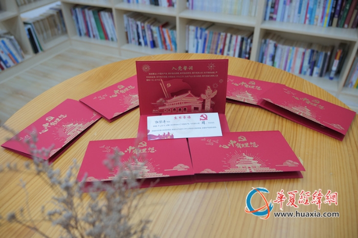 分发政治生日贺卡1 吴许斌摄_副本