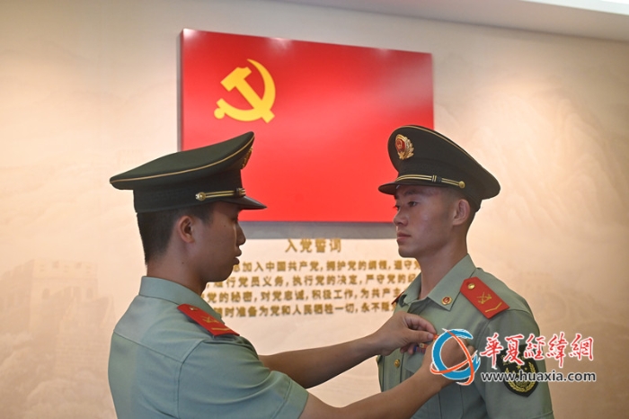 佩戴党徽 方翔渊摄_副本