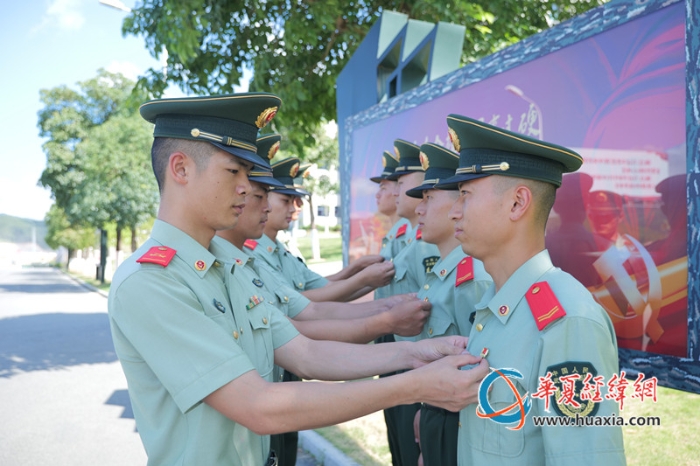 为新党员佩戴党徽 吴许斌摄_副本