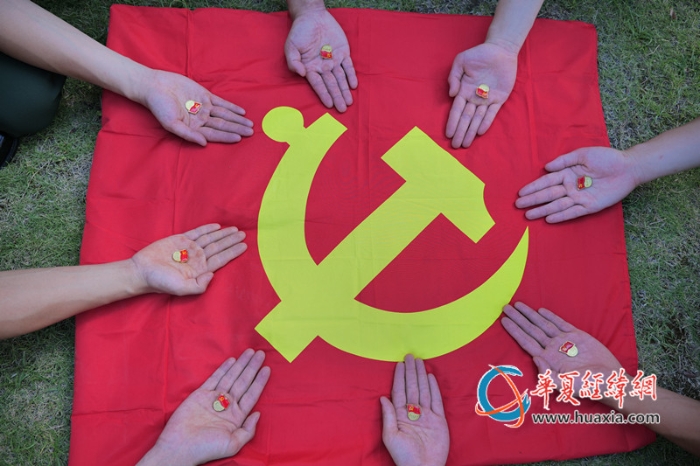 我与党旗合影 吴许斌摄_副本