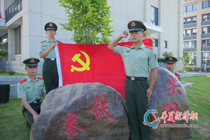 我与党旗合影1 吴许斌摄_副本