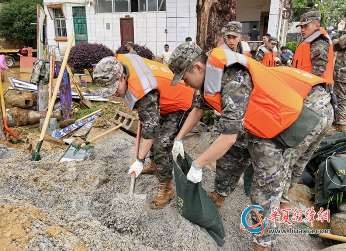 1、2025年7月1日，在广西百色市隆林各族自治县，武警官兵们正在填充防汛沙袋。_副本