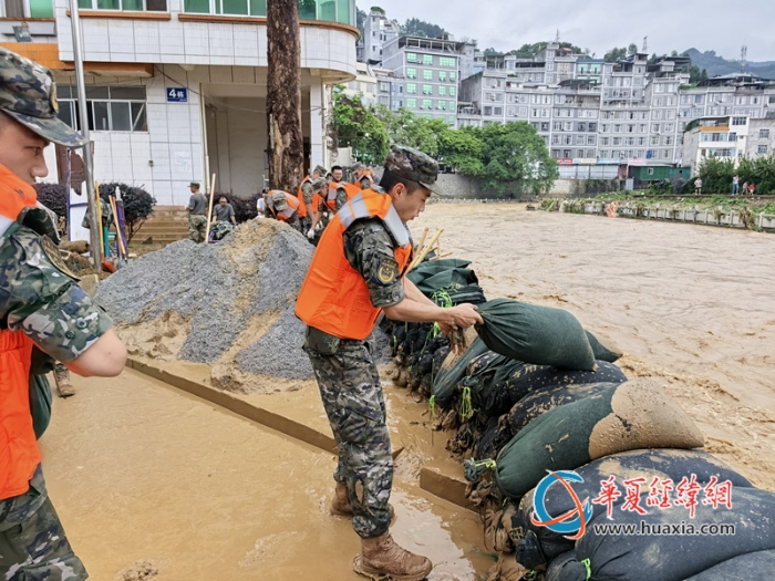 3、2025年7月1日，在广西百色市隆林各族自治县，武警官兵们正在垒筑防汛沙袋加固堤坝。_副本