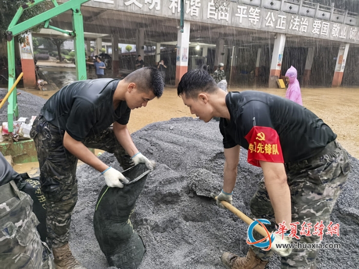 4、2025年7月1日，在广西百色市隆林各族自治县，武警官兵们正在填充防汛沙袋。_副本