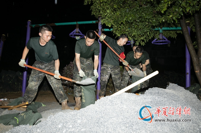 7、2025年7月1日，在广西百色市隆林各族自治县，武警官兵们正在填充防汛沙袋。_副本