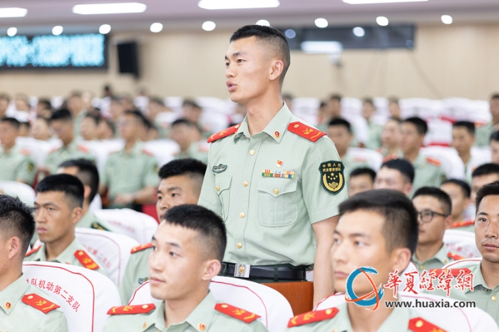 4、图为武警官兵们互动交流。_副本
