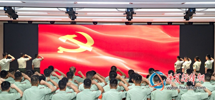 5、图为武警官兵们正在重温誓词。_副本