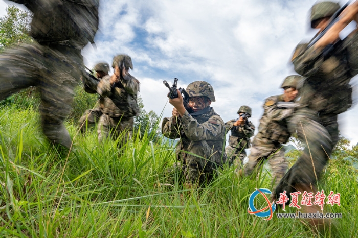 1、2025年7月2日，武警官兵正在进行交替掩护突击。_副本