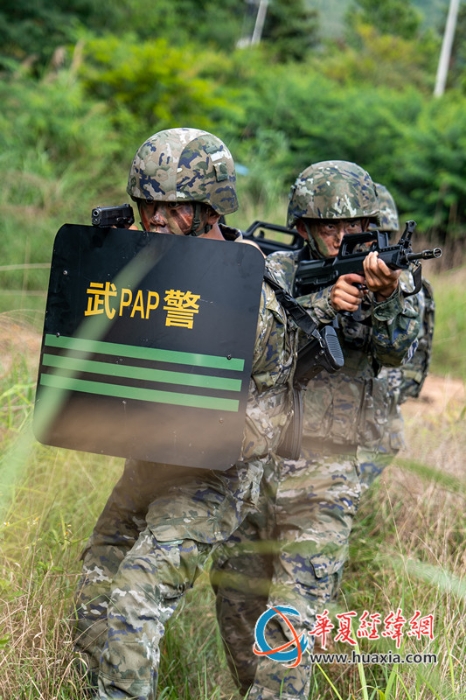 2、2025年7月2日，武警官兵正在进行班组搜索。_副本