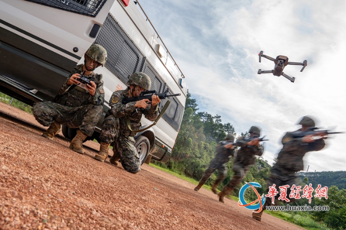 3、2025年7月2日，武警官兵正在利用无人机侦查敌情。_副本