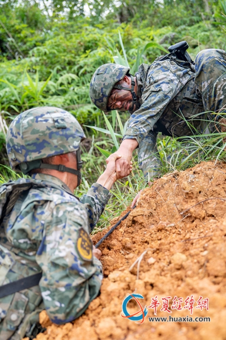 6、2025年7月2日，武警官兵相互协助。_副本