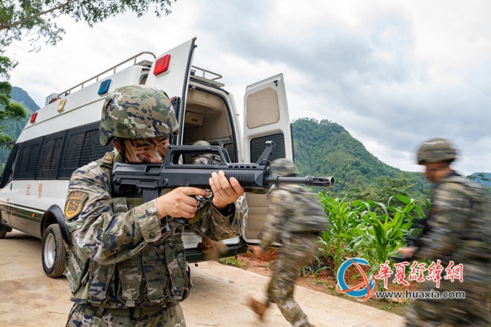 7、2025年7月2日，一名武警官兵掩护队友转移。_副本