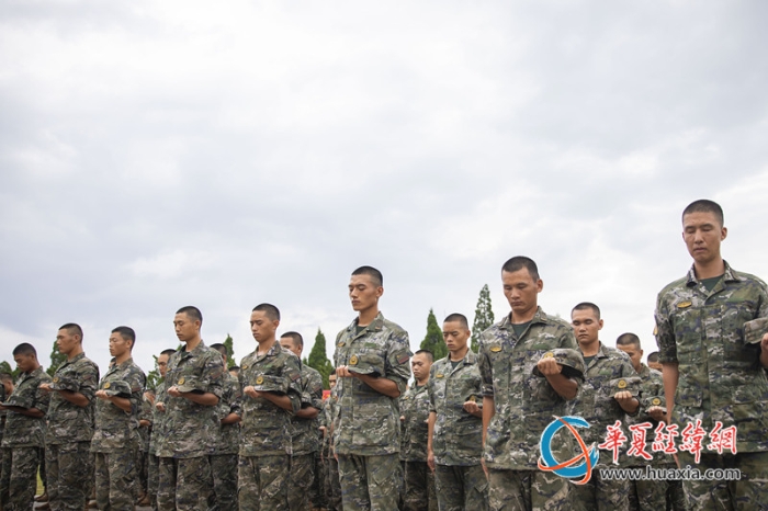 1、武警官兵整齐列队，低头默哀，缅怀革命先烈，传承红色精神。张辰飞摄_副本