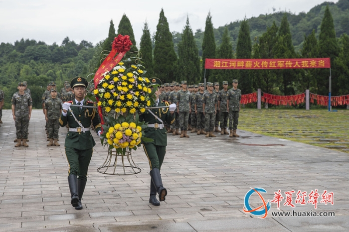 2、仪式现场，礼兵庄重严肃向革命先烈敬献花篮。李笑仙 摄_副本