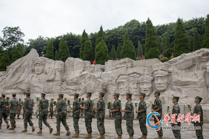 3、武警官兵手持鲜花，有序走向浮雕《红军魂》，敬献鲜花，致敬先辈，汲取奋进力量。张辰飞摄_副本
