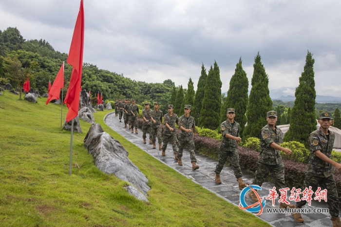 4、武警官兵行走在烈士陵园的的小路上，一面飘扬的红旗，便代表着一缕烈士忠魂。施晨洲 摄_副本