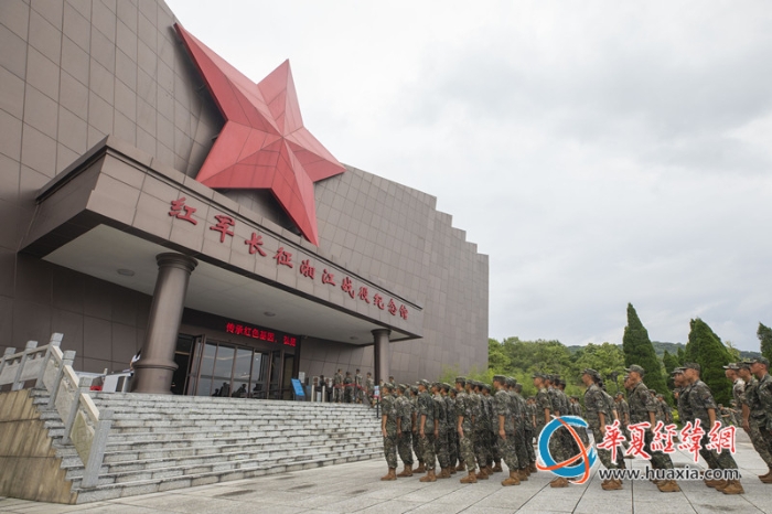 6、组织官兵参观红军长征湘江战役纪念馆。李笑仙 摄_副本