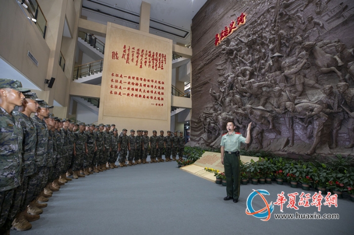 7、红色讲解员为官兵们生动解说，引导官兵感悟长征精神，坚定理想信念。施晨洲 摄_副本