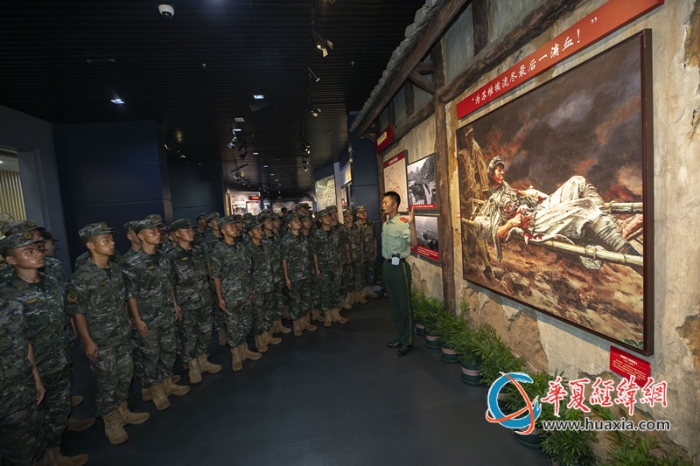 8、在红军长征湘江战役纪念馆，官兵们整齐列队，聆听讲解，凝视油画《陈树湘》，感悟革命先辈赤诚忠心。施晨洲 摄_副本