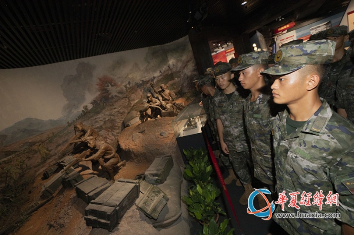 9、场馆内，官兵们神情专注地观看战斗场景复原展示，感悟革命先辈战斗的艰辛与伟大 。施晨洲 摄_副本