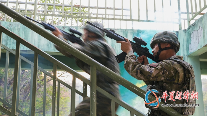 3、武警官兵正在进行房屋搜索。_副本