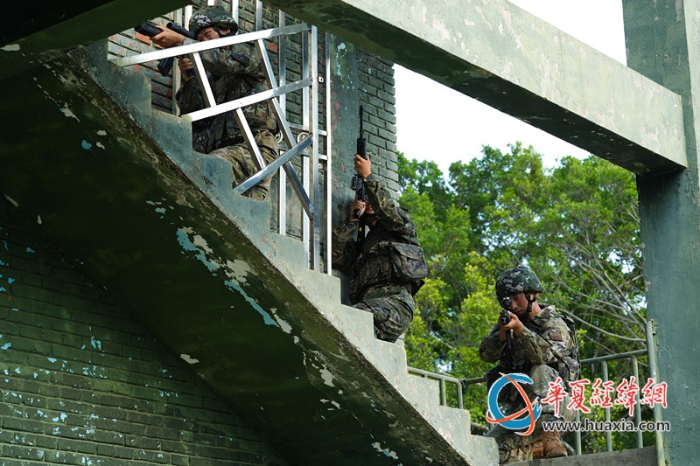 5、武警官兵正在进行协同搜索。_副本