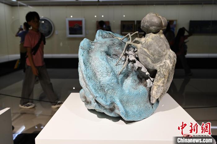 中国花釉陶瓷艺术作品巡展亮相呼和浩特