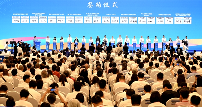 图为开幕式上举行的项目签约仪式。 中新社记者 张畅 摄