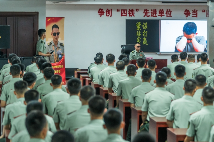 2、7月17日，武警上海总队机动二支队开展“与英雄同行·奋进正当时“主题活动，邀请“八一勋章”获得者杜富国同志来队宣讲。图为杜富国同志作事迹报告。（鲁帅 摄）