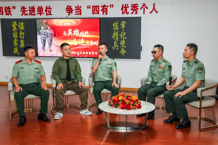 3、7月17日，武警上海总队机动二支队开展“与英雄同行·奋进正当时“主题活动，邀请“八一勋章”获得者杜富国同志来队宣讲。图为杜富国与官兵面对面访谈。（鲁帅 摄）