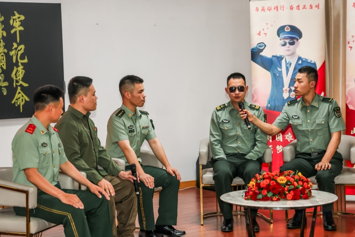 4、7月17日，武警上海总队机动二支队开展“与英雄同行·奋进正当时“主题活动，邀请“八一勋章”获得者杜富国同志来队宣讲。图为杜富国同志向官兵分享军旅故事。（鲁帅 摄）