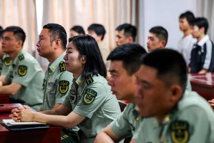 8、7月17日，武警上海总队机动二支队开展“与英雄同行·奋进正当时“主题活动，邀请“八一勋章”获得者杜富国同志来队宣讲。场下官兵热泪盈眶。（鲁帅 摄）
