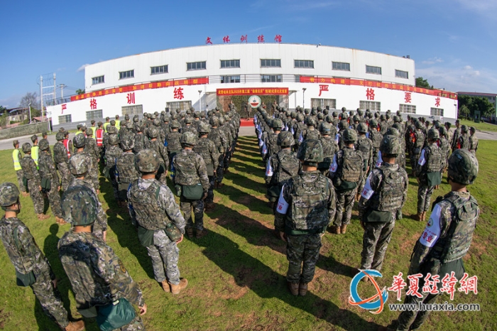 1、比武竞赛拉开帷幕，官兵们整齐列队，以饱满姿态迎接挑战。施晨洲 摄_副本
