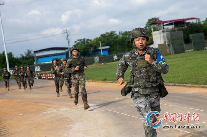 2、比武现场，参赛官兵们全副武装，在跑道上全力冲刺。农文尖 摄_副本