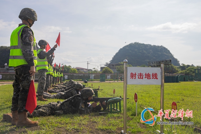 3、在100米射击地线，官兵们瞄准击发，检验精准射击本领。施晨洲 摄_副本