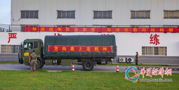 6、综合驾驶考核场，参赛官兵驾驶军车迅速通过单边桥。李笑仙 摄_副本