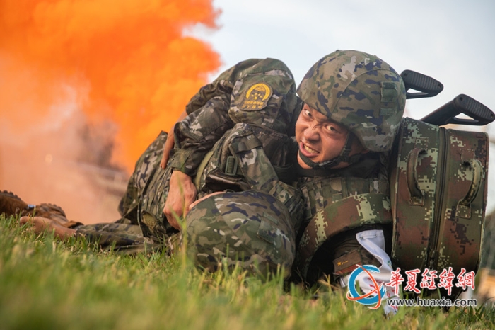 7、参赛官兵背负伤员快速转移。施晨洲 摄_副本