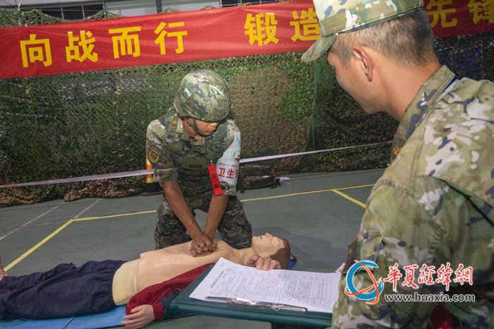 8、参赛官兵正在进行卫生战士一线救治技术考核。李笑仙 摄_副本